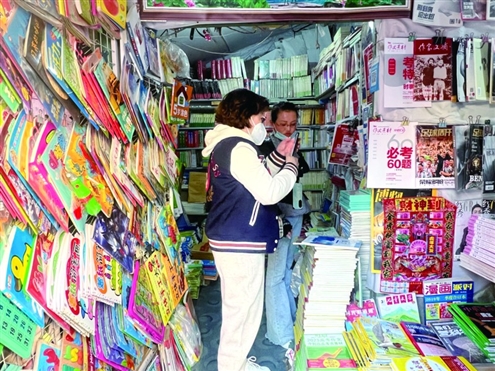 一位顾客正在读者书屋内挑选图书
